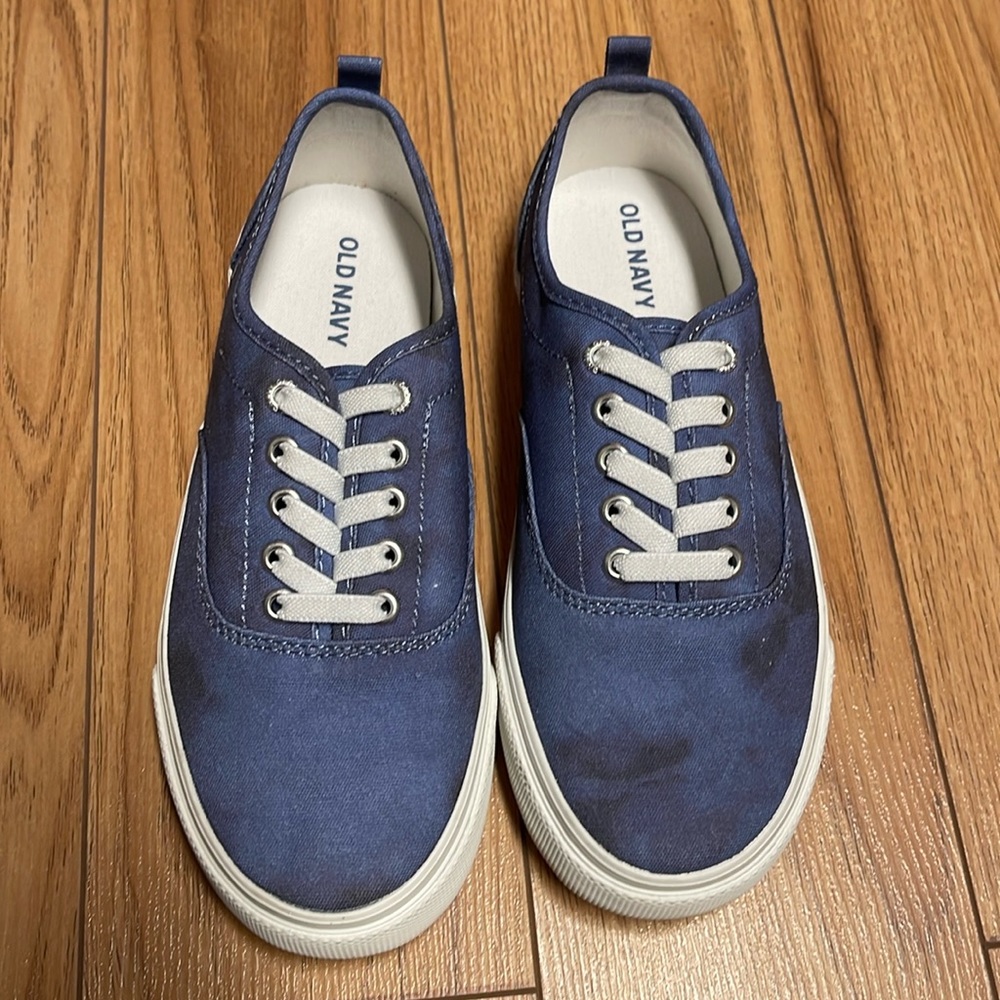 Like new Size 2 Youth Old Navy Elastic-Lace Canvas Sneakers